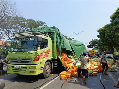 Muatan Truk Tronton Ambrol Akibatkan Macet Hingga Km Smnnews Co Id