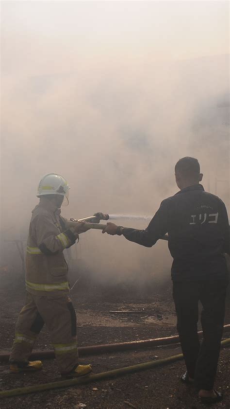 FOTO Puluhan Gerobak PKL Di Kramat Jati Terbakar 14 Unit Mobil Damkar