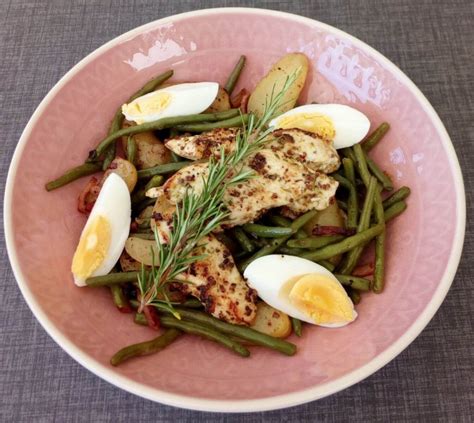 Maaltijdsalade Met Gemarineerde Kip Aardappelen En Boontjes