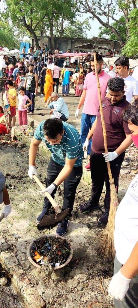 Free Photo Students Took The Decision To Clean The Ghats Of Yamuna In