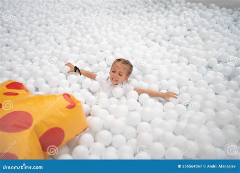 Joyeuse Petite Fille Jouant Des Balles En Plastique Blanc Piscine Dans