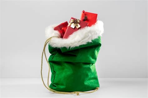 Vue Du Sac Du Père Noël Avec Des Cadeaux Emballés Photo Gratuite