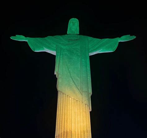 Cristo Redentor Iluminado Em Verde E Amarelo Pelo In Cio Do Campeonato