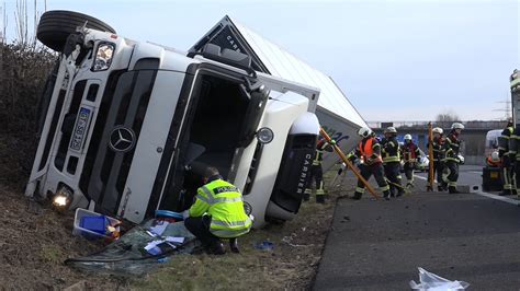 Nonstopnews Lkw Kommt Von Autobahn Ab Und St Rzt Auf Seite Fahrer