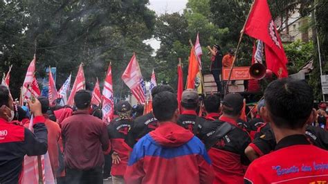 Peringati May Day Ribuan Buruh Lakukan Aksi Di Depan Gedung Dprd Sumsel