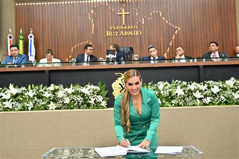 Deputada Debora Menezes Empossada A Deputada Mais Jovem Da