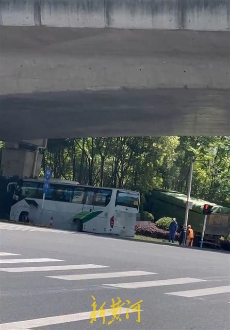 江苏南通一辆载有小学生的大巴与渣土车碰撞，8人受伤 渣土车 大巴 南通市 新浪新闻