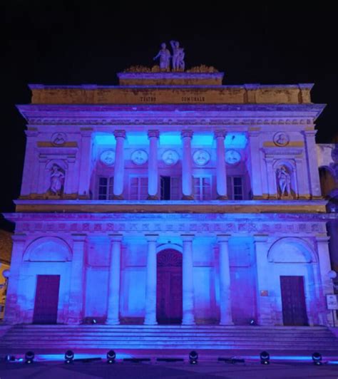 Vittoria Il Teatro Comunale Vittoria Colonna Si Illumina Di Viola In