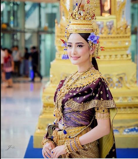 ปักพินโดย Korbua Bao ใน Thai Traditional Costume เสื้อลูกไม้ สไตล์