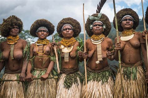 Papua New Guinea People - Papua New Guinea Eastern Highlands tribes - The indigenous population ...