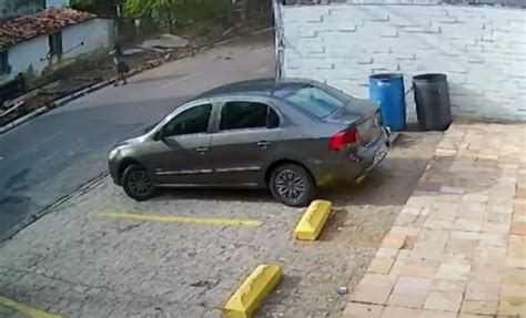 Vídeo muro desaba no momento em que mulher passa por calçada ao lado