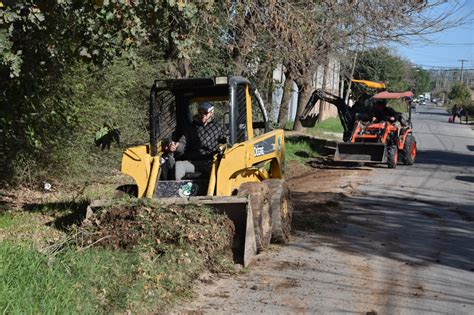 Trabajos de limpieza y mantenimiento de pluviales en barrios de Luján