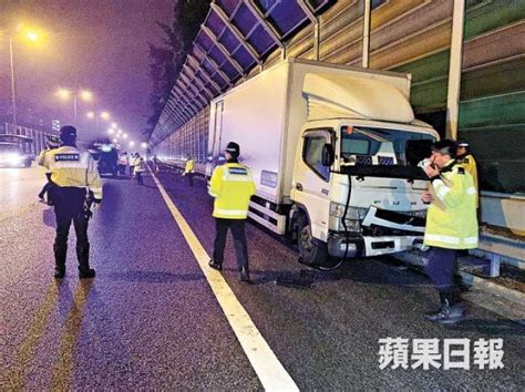 聾啞司機酒駕自炒 貨車追撞工人頭磨隔音屏 拋出車亡 E123長青網 長者服務及老人院資訊