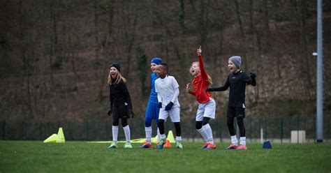 Avoir Un Enfant Qui Joue Au Football En Hiver