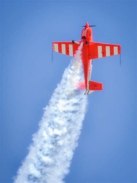 在airshow的特技飞行 编辑类照片 图片 包括有 显示 推进器 背包 强制 空白 等候 134277806