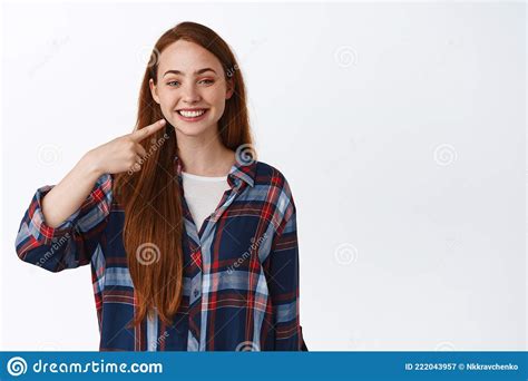 Blanchiment Et Stomatologie Jeune Fille Rousse Souriante Pointant Vers