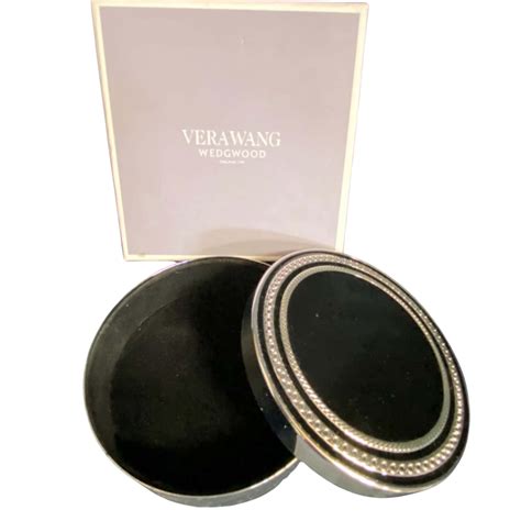 Vera Wang Wedgwood With Love Noir Round Box