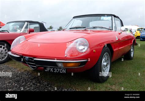 Drei Viertel Der Vorderansicht Eines Roten 1975 Alfa Romeo Spider Auf