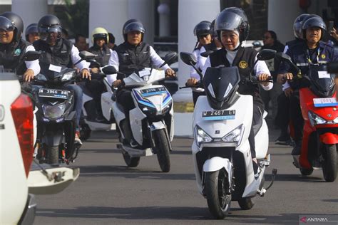 Pimpinan Pln Bareng Gubernur Jatim Konvoi Motor Listrik Dan Tanam