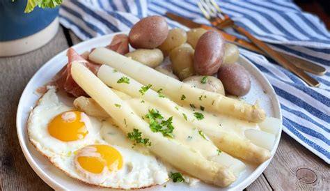 Klassieke Witte Asperges Met Ham Ei En Aardappelen