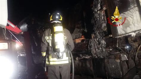 Tir Carico Di Frutta Va A Fuoco Sull A1