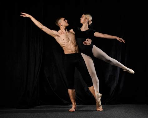 Bailarines De Ballet Posando Con Los Brazos Extendidos Foto Gratis