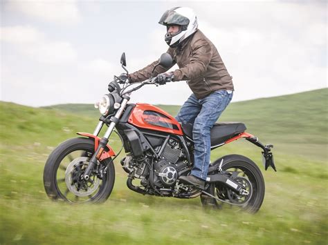 Essai Ducati Scrambler Sixty2 Dans Lair Du Temps Moto Journal