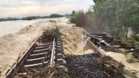 Imbas Banjir Terjang Rel Di Grobogan Sudah Kereta Api Batal Berangkat