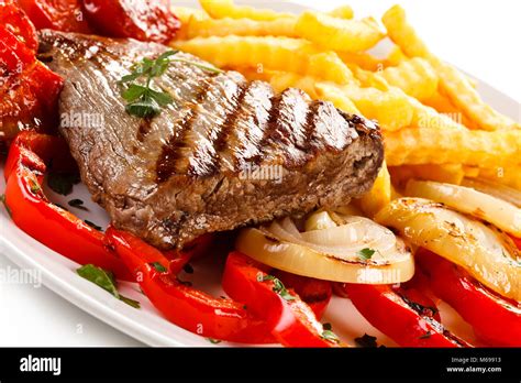 Bistec A La Parrilla Papas Fritas Y Verduras Fotograf A De Stock Alamy