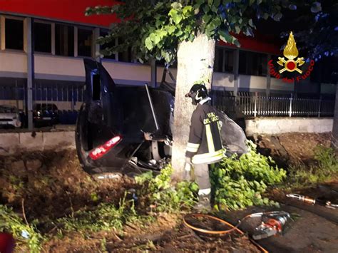 Scarperia Pauroso Incidente Sulla Statale Auto Finisce Fuori Strada