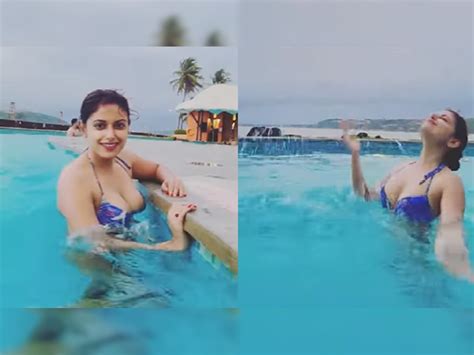 Bold Web Series Star Sneha Paul Share Hot Pool Video