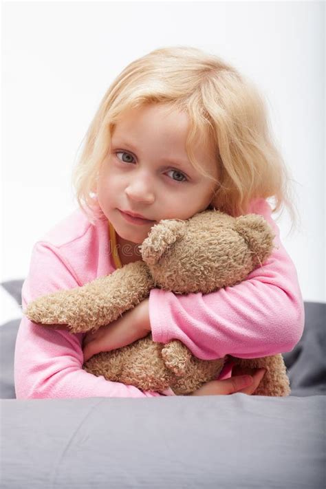 Fille Blonde Avec Les Yeux Verts Image Stock Image Du Joie Bonheur