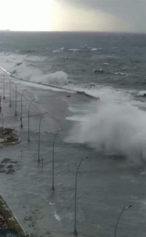 La Habana Bajo El Impacto De Las Olas Y Las Inundaciones Fotos