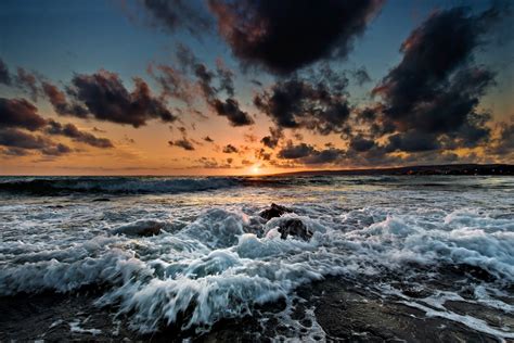 Wallpaper Pemandangan Matahari Terbenam Laut Batu Pantai Pasir