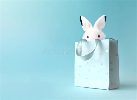 Conejo De Pascua En Una Bolsa De Papel Conejo Blanco Fondo Azul