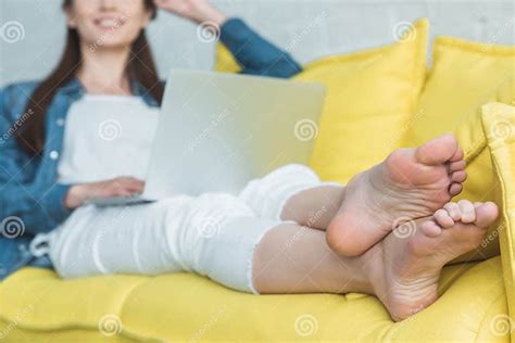 Tir Cultivé De Fille Aux Pieds Nus De Sourire Image Stock Image Du