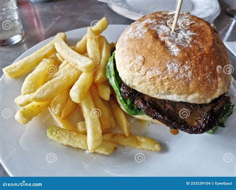 Hamburguesa De Filete Fino De Buey Con Patatas Fritas Fritas Con