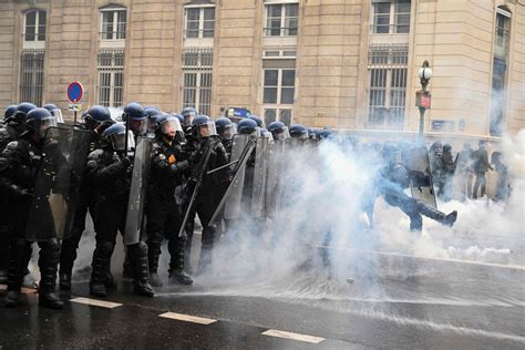 La Police Tire Des Gaz Lacrymog Nes Et Des Manifestants S Affrontent En