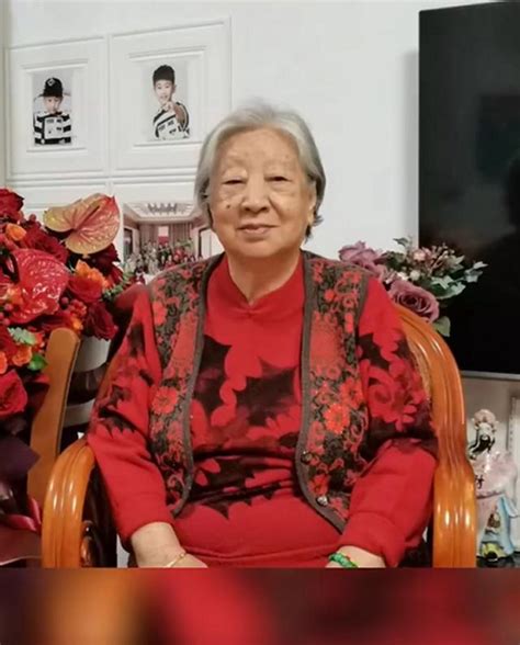 黄晓明晒与妈妈姥姥合照 祝女性朋友们节日快乐新浪图片