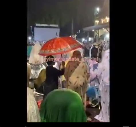 VIRAL Bocah Laki Laki Payungi Sang Ibu Yang Kehujanan Saat Salat