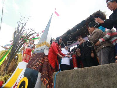 Tradisi Petik Laut Pancer Antara Foto