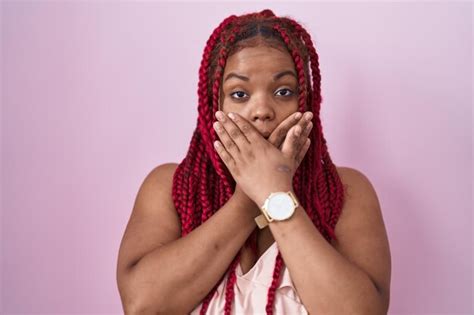 Femme Afro américaine Aux Cheveux Tressés Debout Sur Fond Rose Choqué