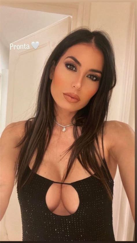 Elisabetta Gregoraci Con L Obl Sul Seno Il Look Primaverile