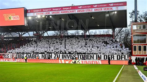 Ärger um DFL Investor Fans protestieren in Bundesliga Stadien