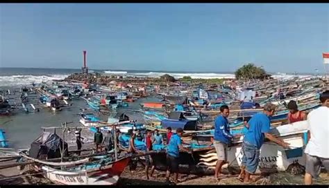 Gelombang Tinggi Dan Over Kapasitas Dermaga Pamayangsari 11 Perahu