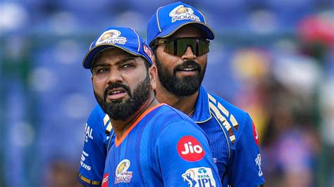 Mi S Indian Players Want Rohit Sharma Foreigners Side With Hardik