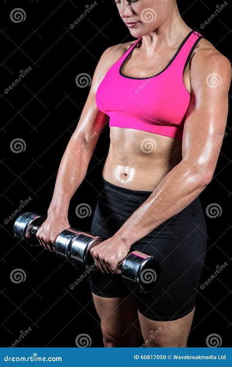 Mujer Muscular Que Levanta Pesas De Gimnasia Pesadas Foto De Archivo