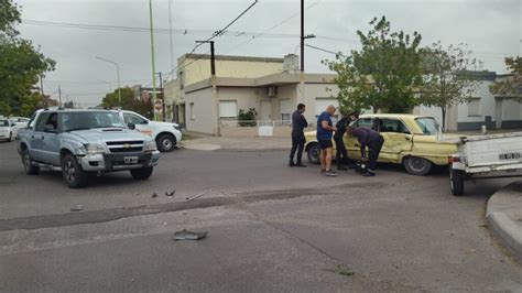 Choque Entre Camioneta Y Auto Un Conductor Hospitalizado 0291 Noticias