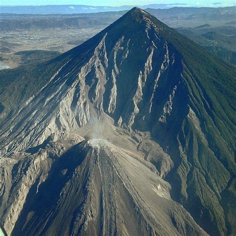 El Pequeño Volcan Santiaguito Y Al Fondo El Durmiente Volcán De Santa