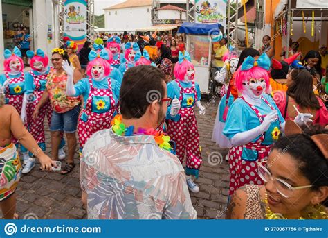 Grupo De Personas Vestidas Como Payasos Caminan Durante El Carnaval En